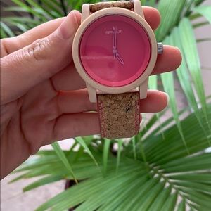 Watch made out of cork and recycled materials 💛